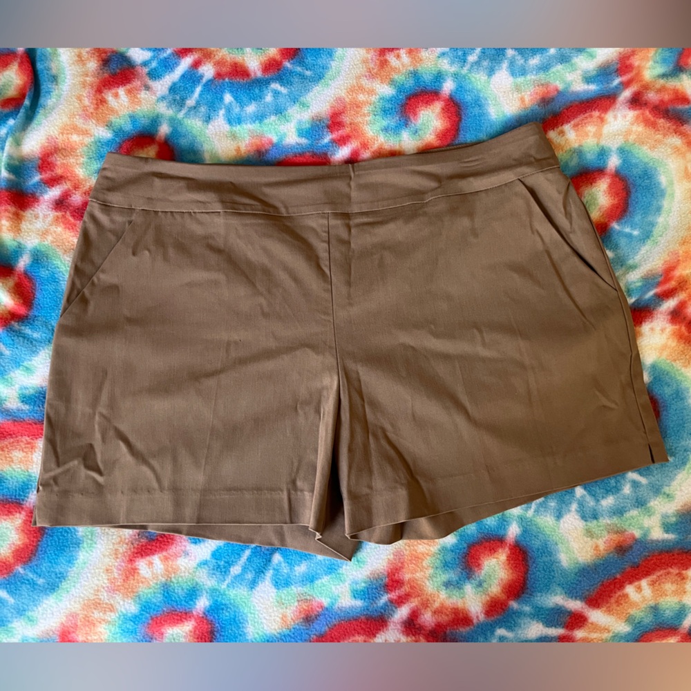 Time and Tru Khaki Stretchy Shorts w/ Pockets